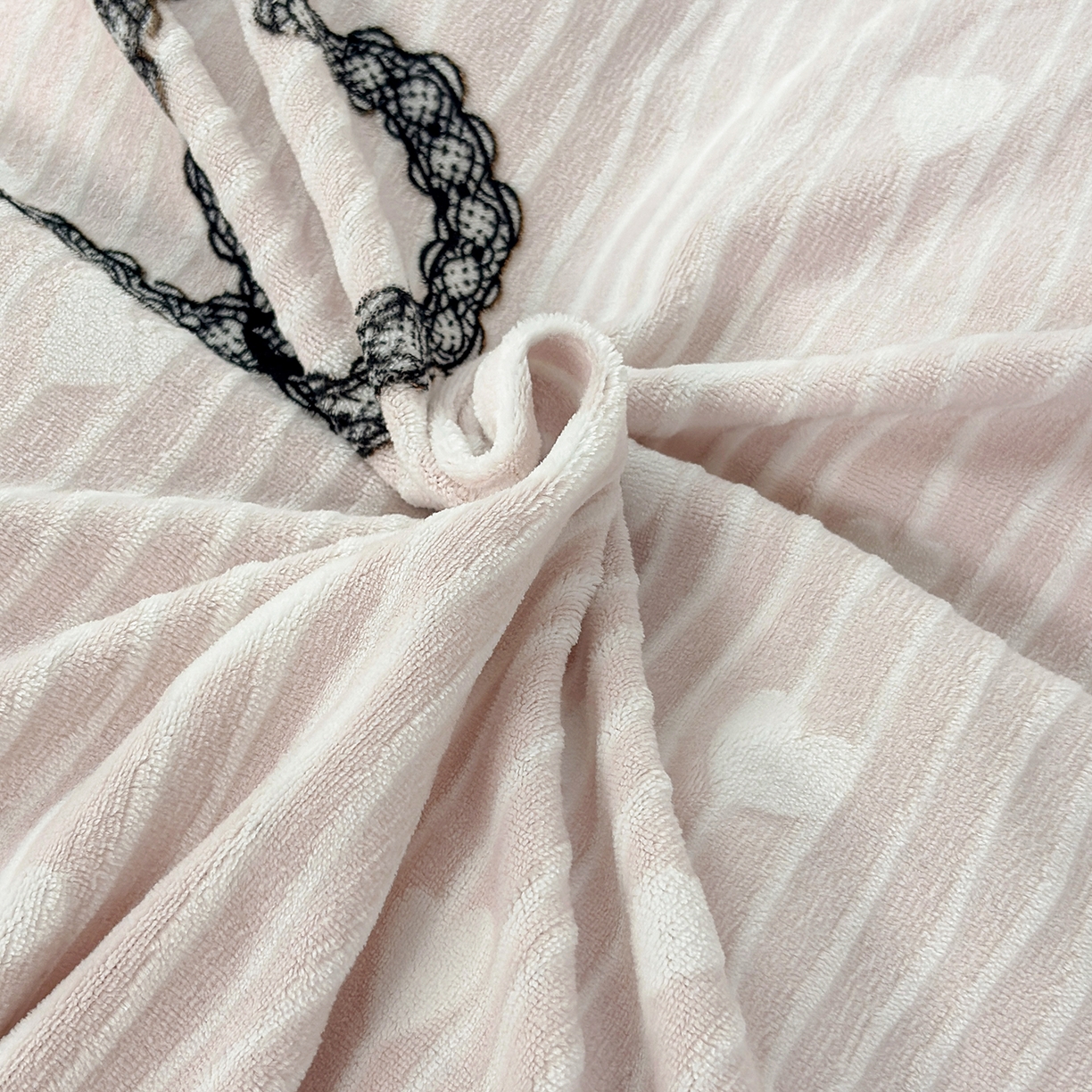 91家纺网 家纺一手货源 找家纺 未来家居 2025新款赫本风印花款提花绒四件套 粉絮