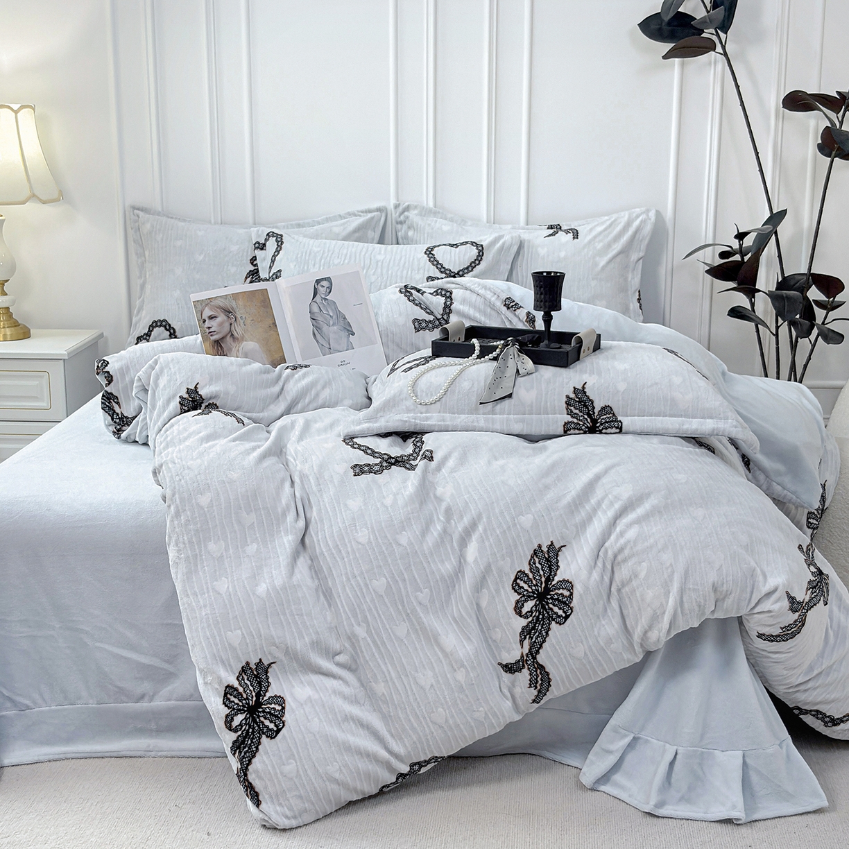 91家纺网 家纺一手货源 找家纺 未来家居 2025新款赫本风印花款提花绒四件套 绮梦