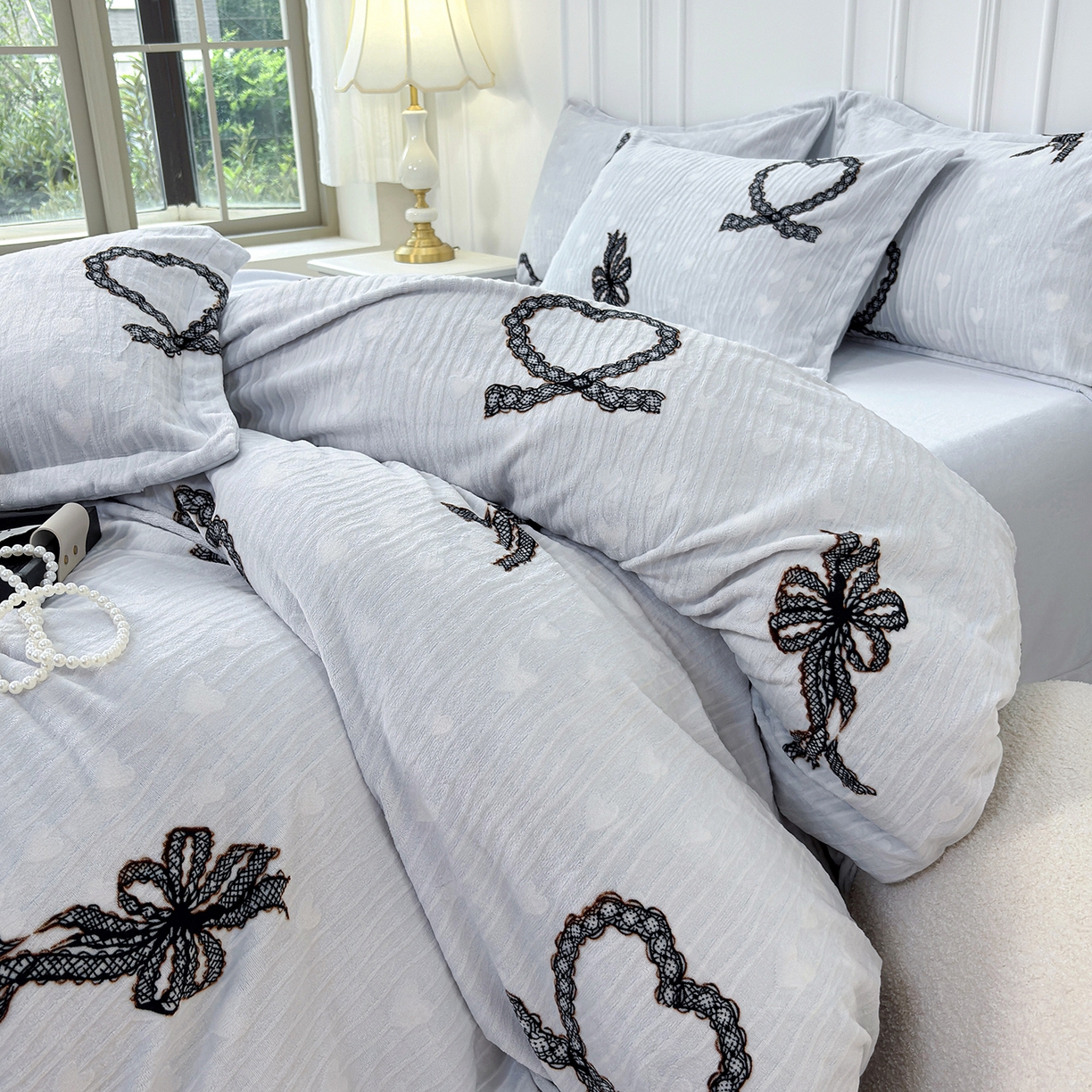 91家纺网 家纺一手货源 找家纺 未来家居 2025新款赫本风印花款提花绒四件套 绮梦