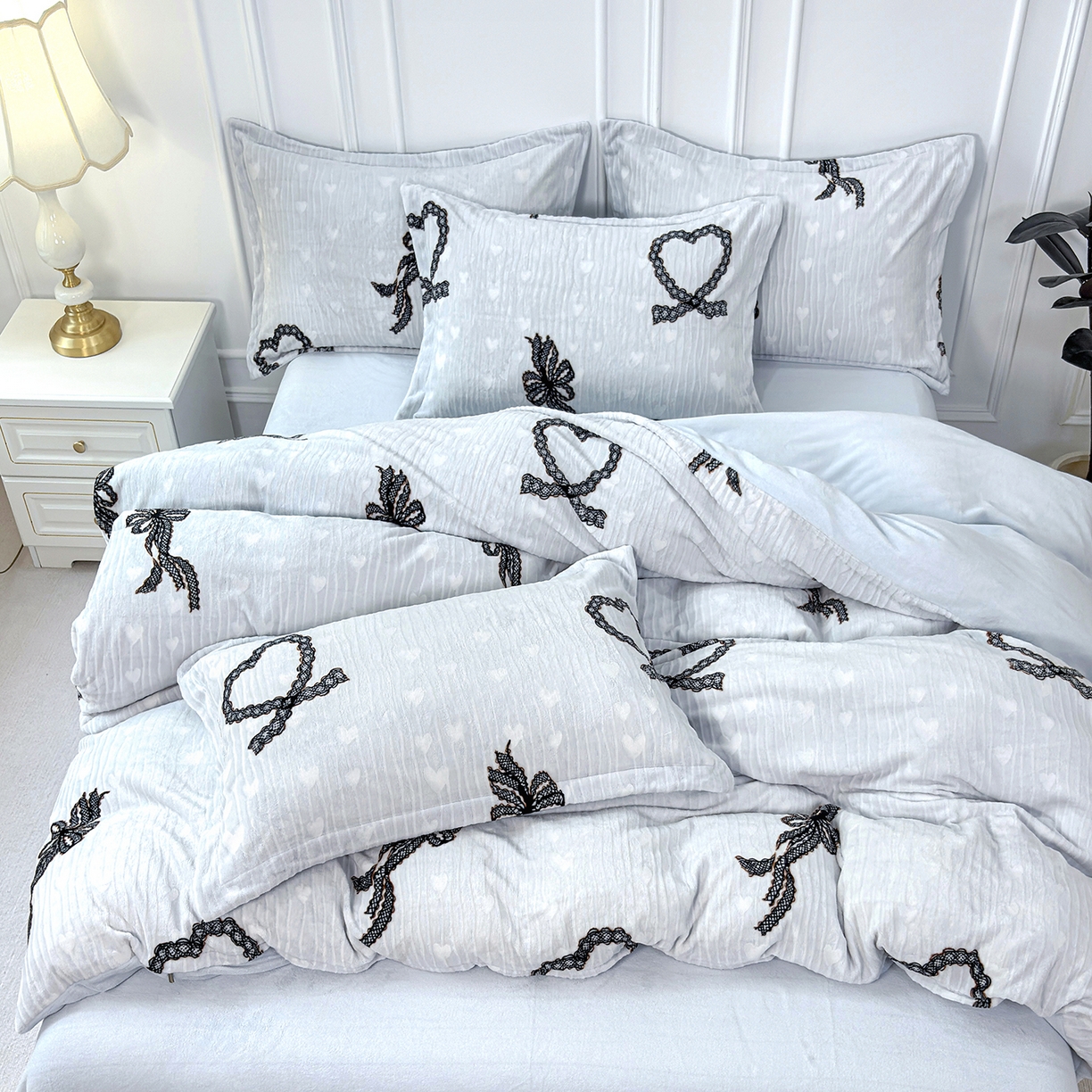 91家纺网 家纺一手货源 找家纺 未来家居 2025新款赫本风印花款提花绒四件套 绮梦