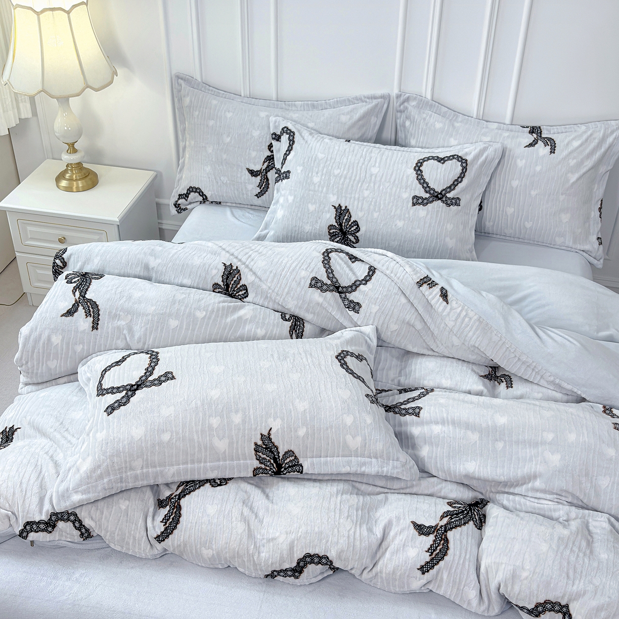 91家纺网 家纺一手货源 找家纺 未来家居 2025新款赫本风印花款提花绒四件套 绮梦