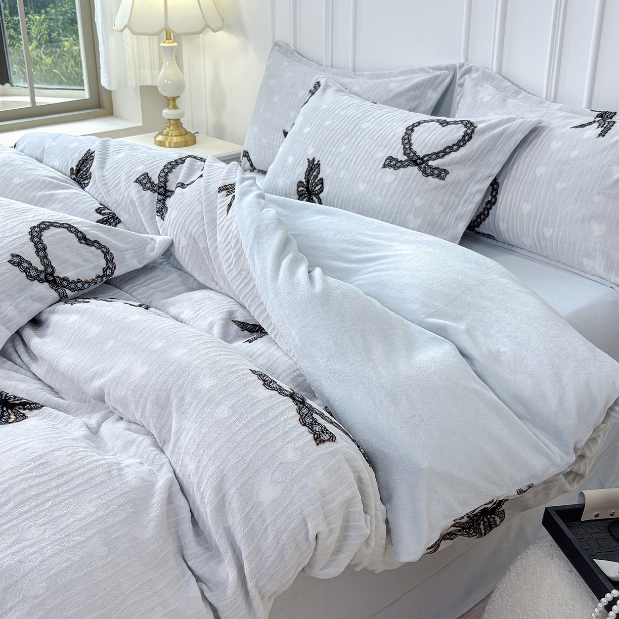 91家纺网 家纺一手货源 找家纺 未来家居 2025新款赫本风印花款提花绒四件套 绮梦