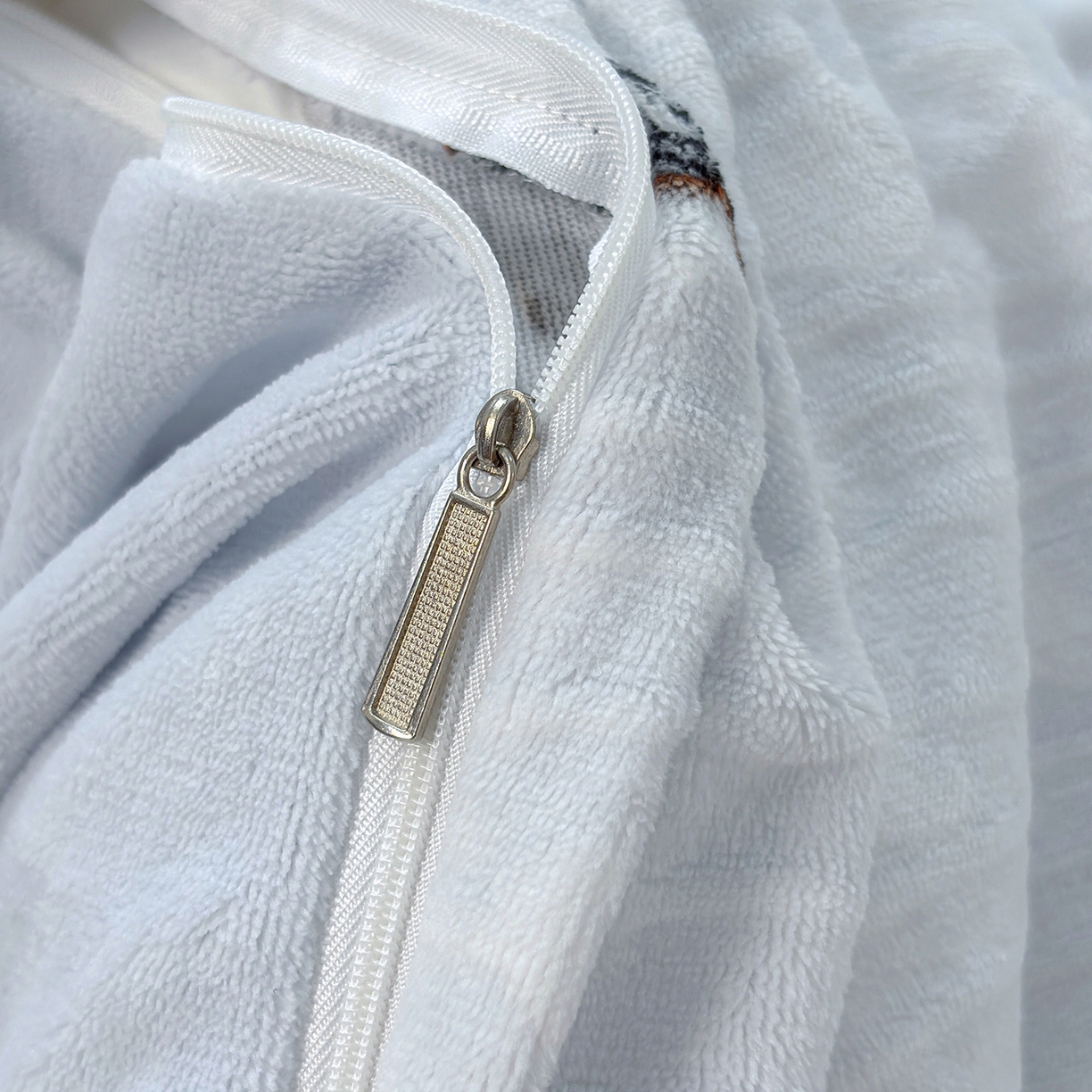 91家纺网 家纺一手货源 找家纺 未来家居 2025新款赫本风印花款提花绒四件套 绮梦