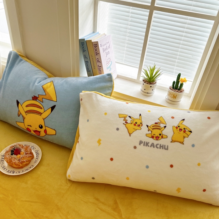 91家纺网 家纺一手货源 找家纺 徕米家居 2025新款卡通毛巾绣绣花牛奶绒四件套 安睡皮卡丘