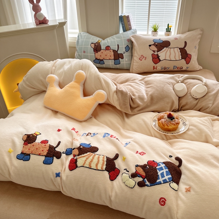 91家纺网 家纺一手货源 找家纺 徕米家居 2025新款卡通毛巾绣绣花牛奶绒四件套 奔跑小狗