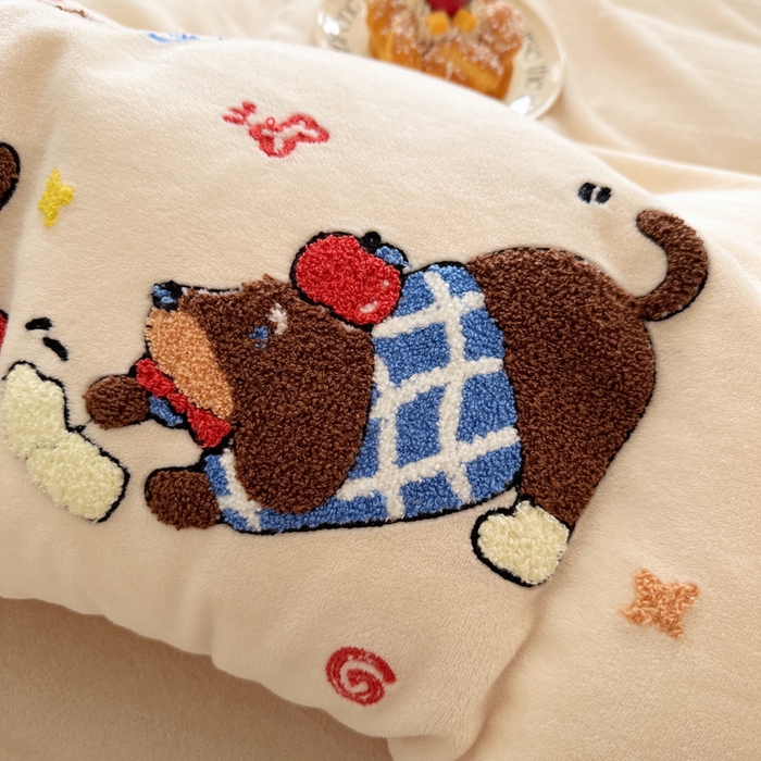 91家纺网 家纺一手货源 找家纺 徕米家居 2025新款卡通毛巾绣绣花牛奶绒四件套 奔跑小狗