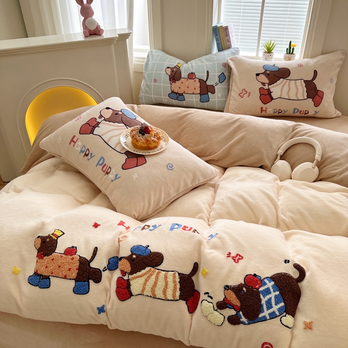 91家纺网 家纺一手货源 找家纺 徕米家居 2025新款卡通毛巾绣绣花牛奶绒四件套 奔跑小狗