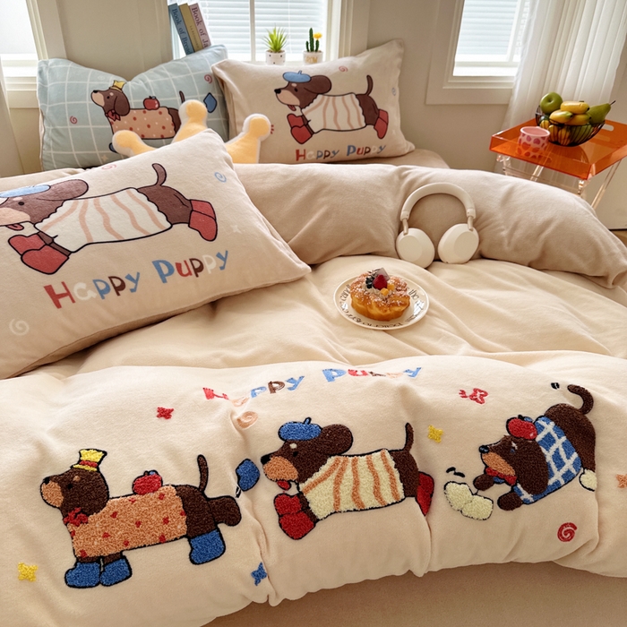 91家纺网 家纺一手货源 找家纺 徕米家居 2025新款卡通毛巾绣绣花牛奶绒四件套 奔跑小狗