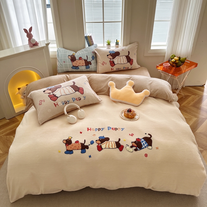 91家纺网 家纺一手货源 找家纺 徕米家居 2025新款卡通毛巾绣绣花牛奶绒四件套 奔跑小狗