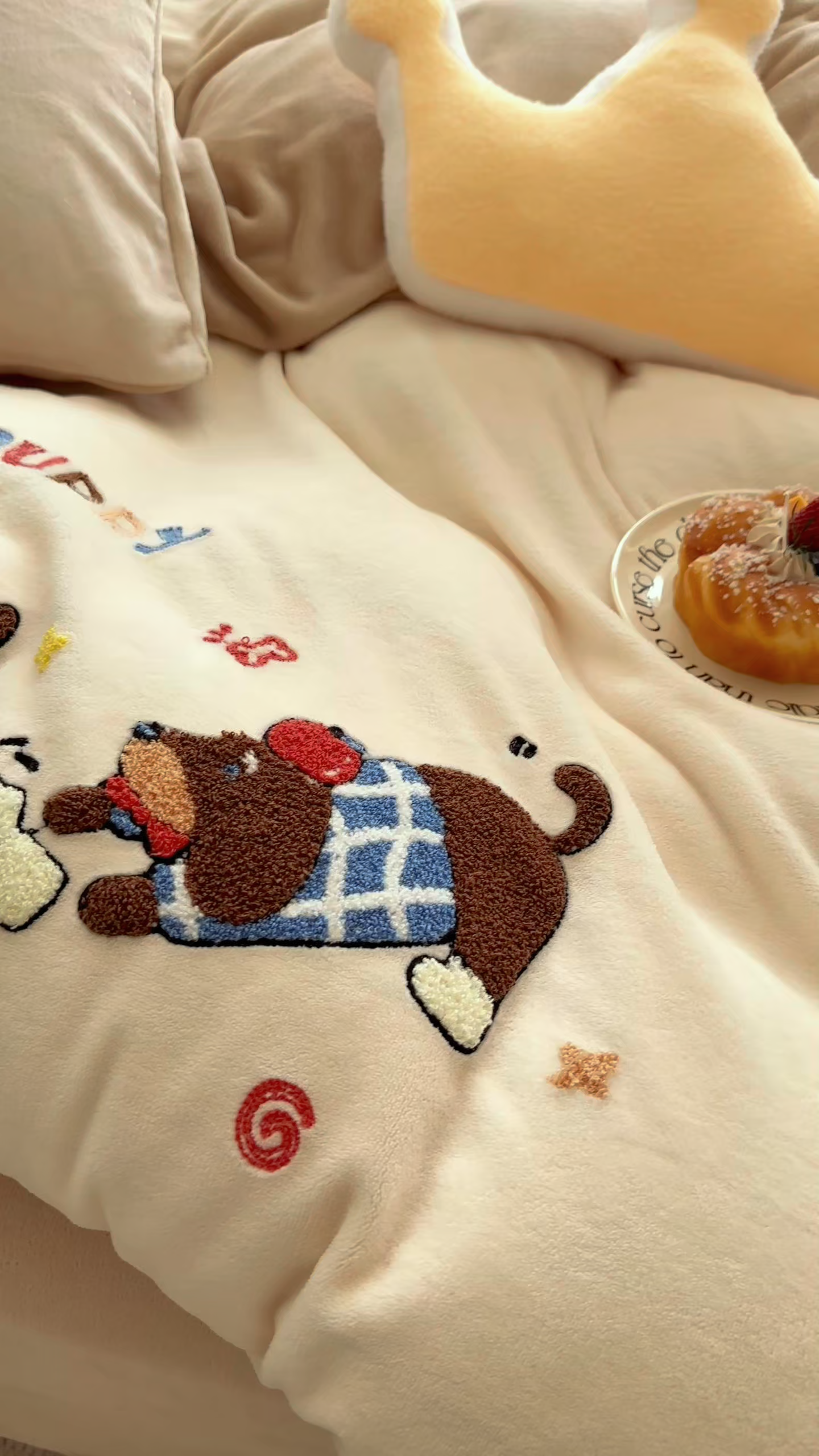 91家纺网 家纺一手货源 找家纺 徕米家居 2025新款卡通毛巾绣绣花牛奶绒四件套 奔跑小狗