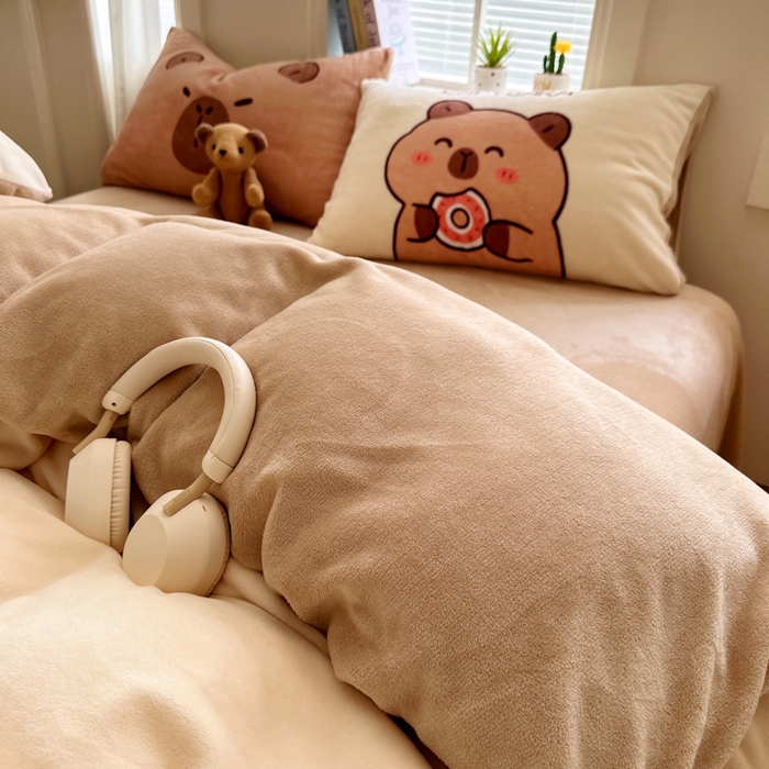 91家纺网 家纺一手货源 找家纺 徕米家居 2025新款卡通毛巾绣绣花牛奶绒四件套 卡皮吧啦