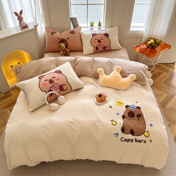 91家纺网 家纺一手货源 找家纺 徕米家居 2025新款卡通毛巾绣绣花牛奶绒四件套 卡皮吧啦