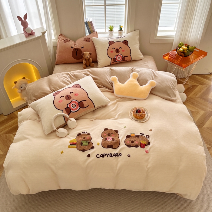 91家纺网 家纺一手货源 找家纺 徕米家居 2025新款卡通毛巾绣绣花牛奶绒四件套 卡皮吧啦伙伴