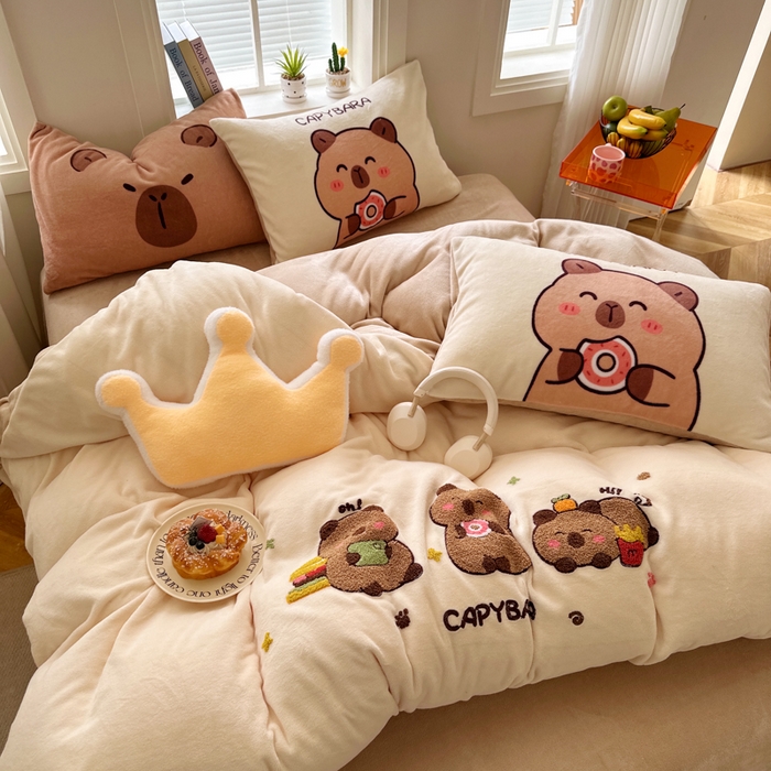 91家纺网 家纺一手货源 找家纺 徕米家居 2025新款卡通毛巾绣绣花牛奶绒四件套 卡皮吧啦伙伴