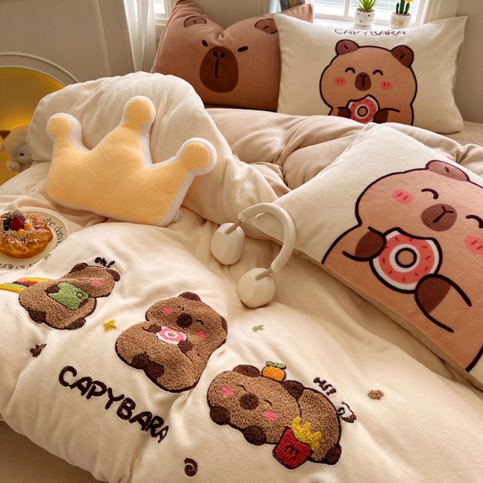 91家纺网 家纺一手货源 找家纺 徕米家居 2025新款卡通毛巾绣绣花牛奶绒四件套 卡皮吧啦伙伴