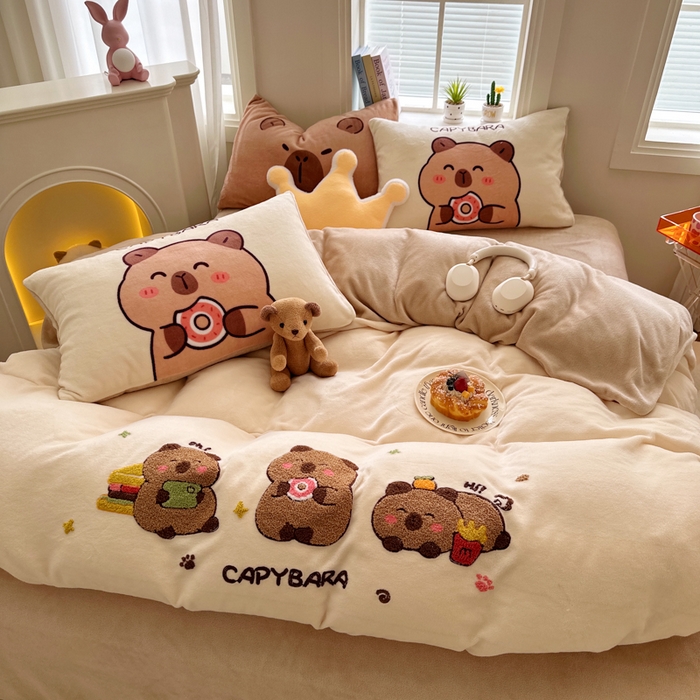 91家纺网 家纺一手货源 找家纺 徕米家居 2025新款卡通毛巾绣绣花牛奶绒四件套 卡皮吧啦伙伴