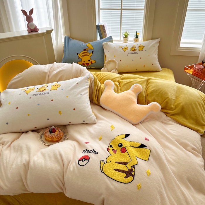 91家纺网 家纺一手货源 找家纺 徕米家居 2025新款卡通毛巾绣绣花牛奶绒四件套 闪电皮卡丘