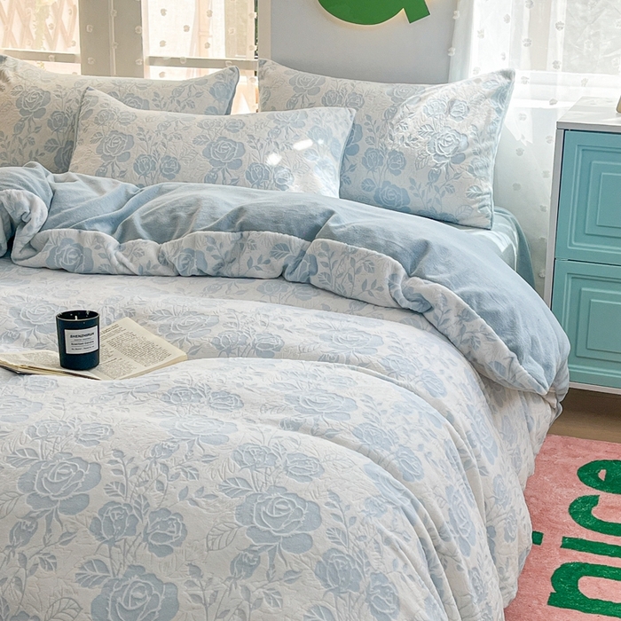 91家纺网 家纺一手货源 找家纺 菡宝 【第一批】2025雕花绒牛奶绒四件套-邦尼兔-支持定做定制尺寸 玫瑰花香蓝