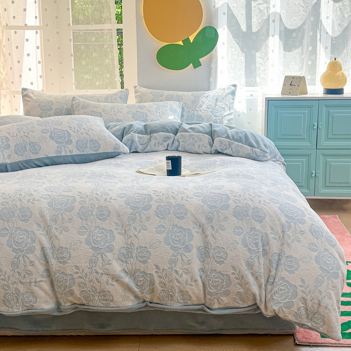 91家纺网 家纺一手货源 找家纺 菡宝 【第一批】2025雕花绒牛奶绒四件套-邦尼兔-支持定做定制尺寸 玫瑰花香蓝