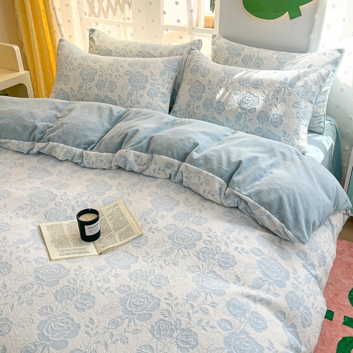 91家纺网 家纺一手货源 找家纺 菡宝 【第一批】2025雕花绒牛奶绒四件套-邦尼兔-支持定做定制尺寸 玫瑰花香蓝