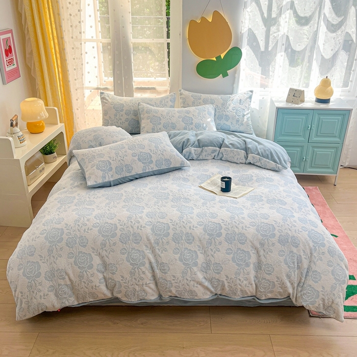 91家纺网 家纺一手货源 找家纺 菡宝 【第一批】2025雕花绒牛奶绒四件套-邦尼兔-支持定做定制尺寸 玫瑰花香蓝