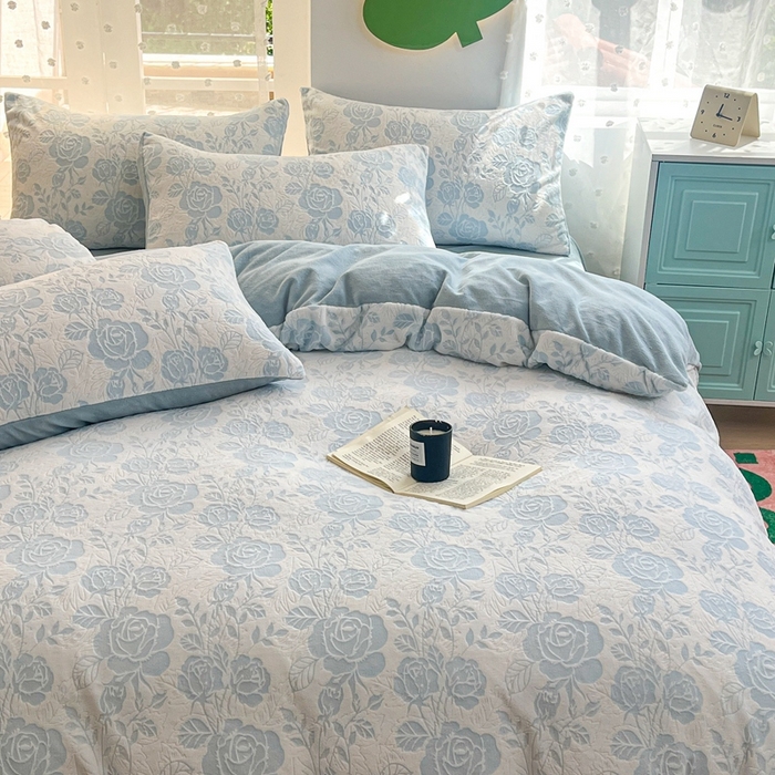 91家纺网 家纺一手货源 找家纺 菡宝 【第一批】2025雕花绒牛奶绒四件套-邦尼兔-支持定做定制尺寸 玫瑰花香蓝