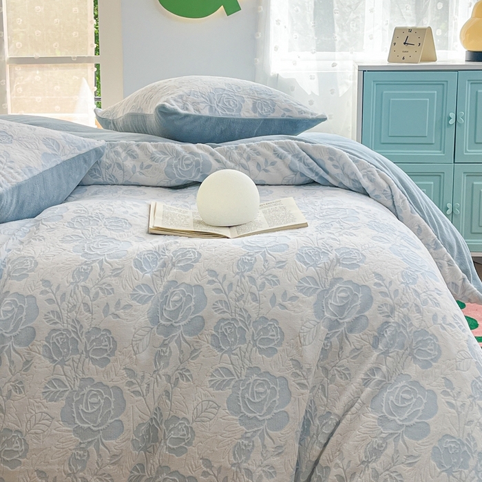 91家纺网 家纺一手货源 找家纺 菡宝 【第一批】2025雕花绒牛奶绒四件套-邦尼兔-支持定做定制尺寸 玫瑰花香蓝