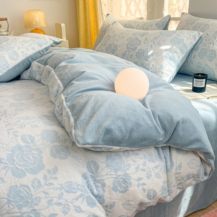 91家纺网 家纺一手货源 找家纺 菡宝 【第一批】2025雕花绒牛奶绒四件套-邦尼兔-支持定做定制尺寸 玫瑰花香蓝