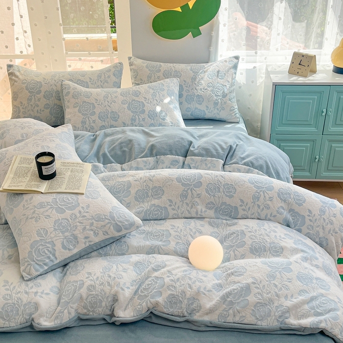 91家纺网 家纺一手货源 找家纺 菡宝 【第一批】2025雕花绒牛奶绒四件套-邦尼兔-支持定做定制尺寸 玫瑰花香蓝