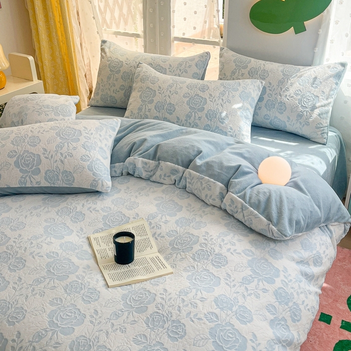 91家纺网 家纺一手货源 找家纺 菡宝 【第一批】2025雕花绒牛奶绒四件套-邦尼兔-支持定做定制尺寸 玫瑰花香蓝