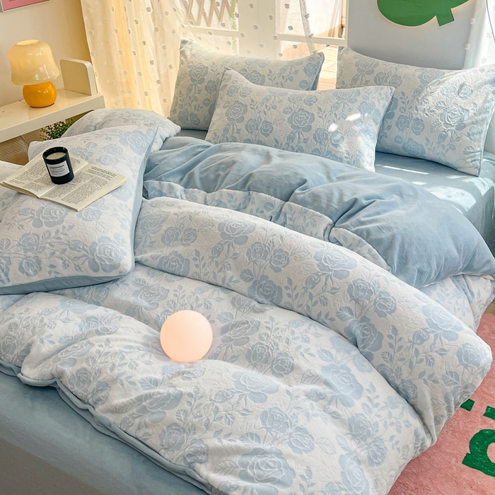 91家纺网 家纺一手货源 找家纺 菡宝 【第一批】2025雕花绒牛奶绒四件套-邦尼兔-支持定做定制尺寸 玫瑰花香蓝