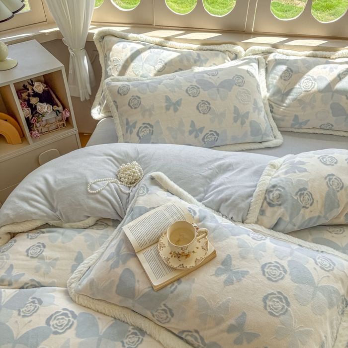 91家纺网 家纺一手货源 找家纺 Mata蔓塔家 2025新款小清新牛奶绒雕花兔毛绒包边四件套 蝶影玫瑰-蓝