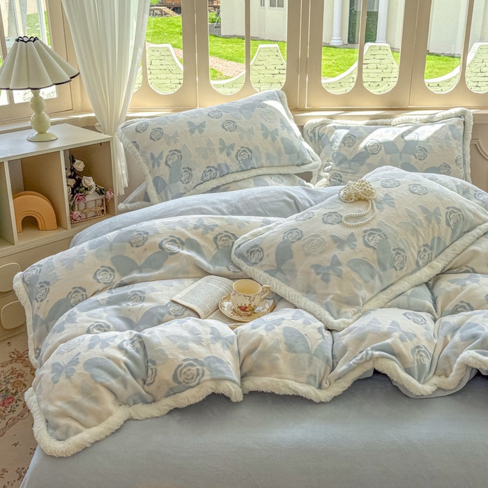 91家纺网 家纺一手货源 找家纺 Mata蔓塔家 2025新款小清新牛奶绒雕花兔毛绒包边四件套 蝶影玫瑰-蓝