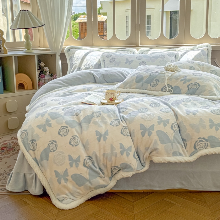 91家纺网 家纺一手货源 找家纺 Mata蔓塔家 2025新款小清新牛奶绒雕花兔毛绒包边四件套 蝶影玫瑰-蓝