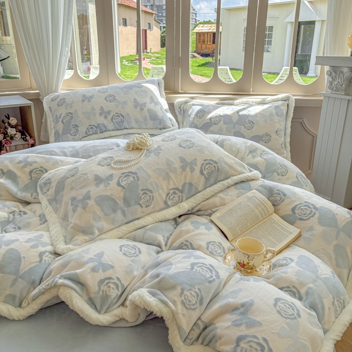 91家纺网 家纺一手货源 找家纺 Mata蔓塔家 2025新款小清新牛奶绒雕花兔毛绒包边四件套 蝶影玫瑰-蓝
