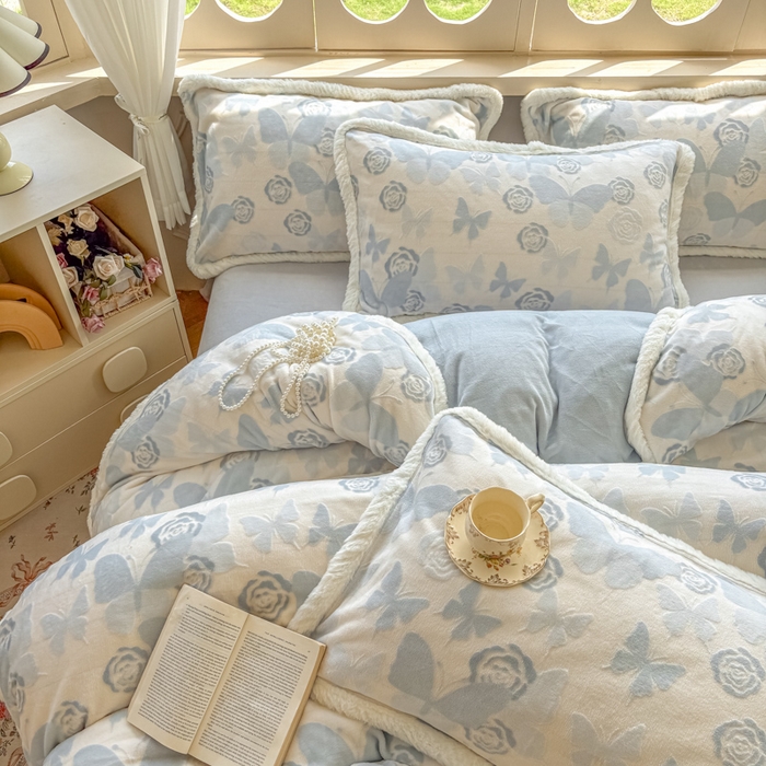 91家纺网 家纺一手货源 找家纺 Mata蔓塔家 2025新款小清新牛奶绒雕花兔毛绒包边四件套 蝶影玫瑰-蓝