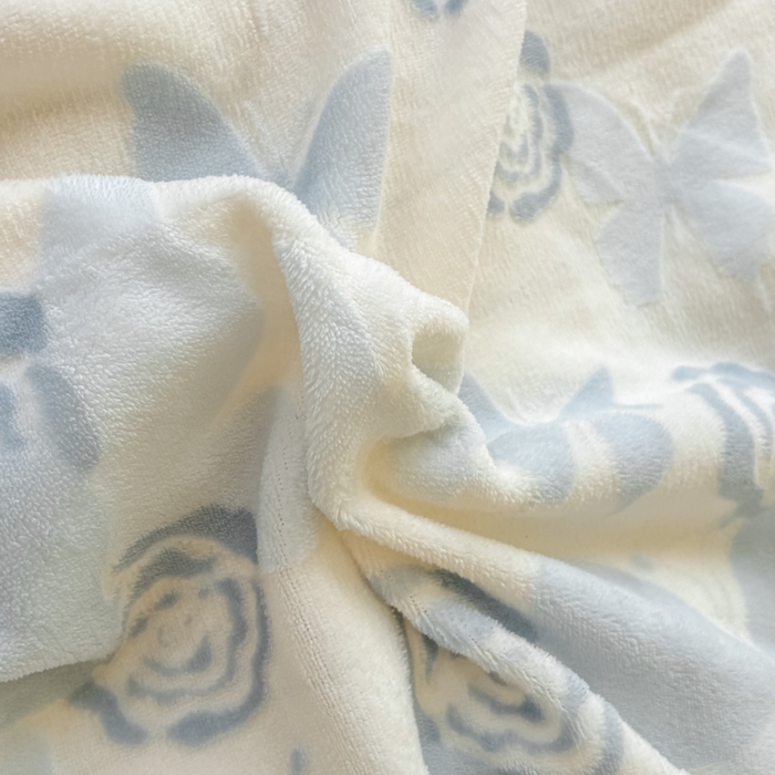 91家纺网 家纺一手货源 找家纺 Mata蔓塔家 2025新款小清新牛奶绒雕花兔毛绒包边四件套 蝶影玫瑰-蓝