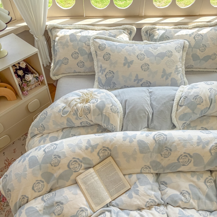 91家纺网 家纺一手货源 找家纺 Mata蔓塔家 2025新款小清新牛奶绒雕花兔毛绒包边四件套 蝶影玫瑰-蓝