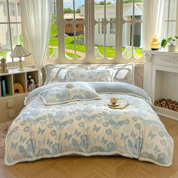 91家纺网 家纺一手货源 找家纺 Mata蔓塔家 2025新款小清新牛奶绒雕花兔毛绒包边四件套 蝶影玫瑰-蓝