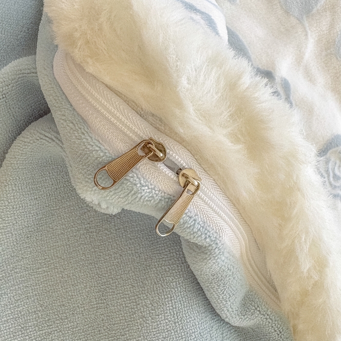 91家纺网 家纺一手货源 找家纺 Mata蔓塔家 2025新款小清新牛奶绒雕花兔毛绒包边四件套 蝶影玫瑰-蓝