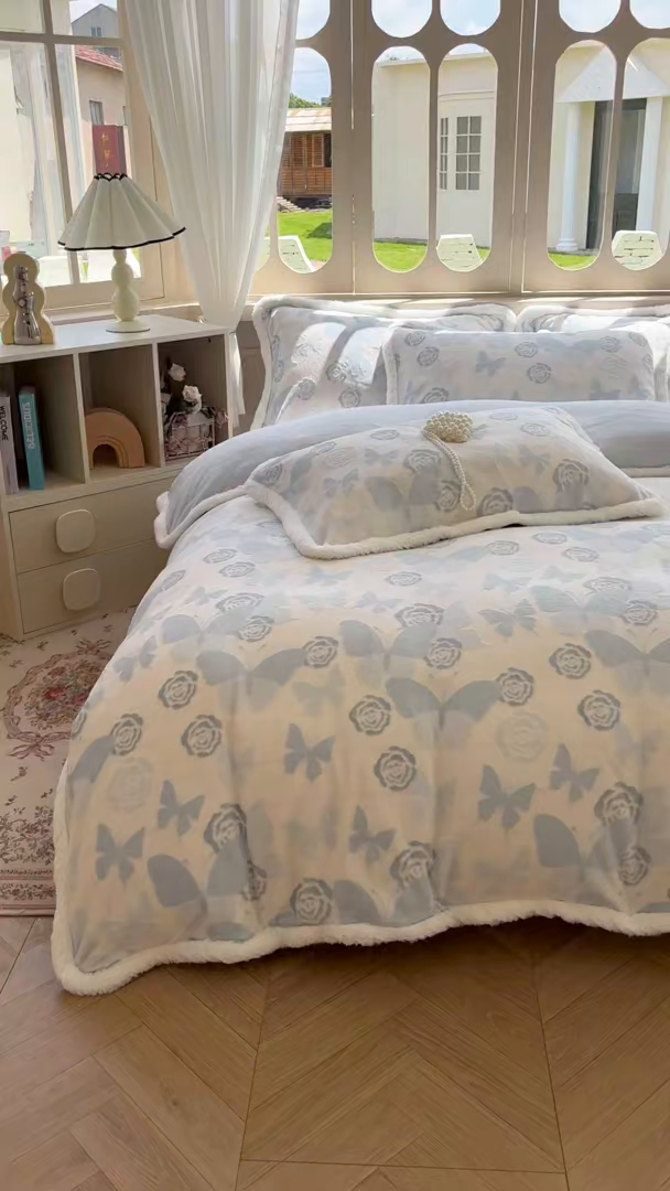 91家纺网 家纺一手货源 找家纺 Mata蔓塔家 2025新款小清新牛奶绒雕花兔毛绒包边四件套 蝶影玫瑰-蓝