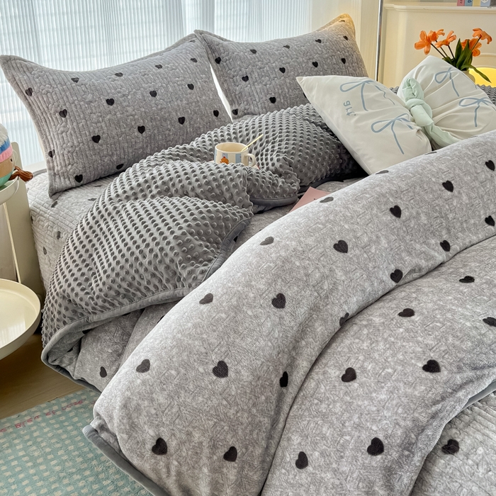 91家纺网 家纺一手货源 找家纺 （总）青竹苑 2025新款牛奶绒豆豆绒夹棉床盖款四件套