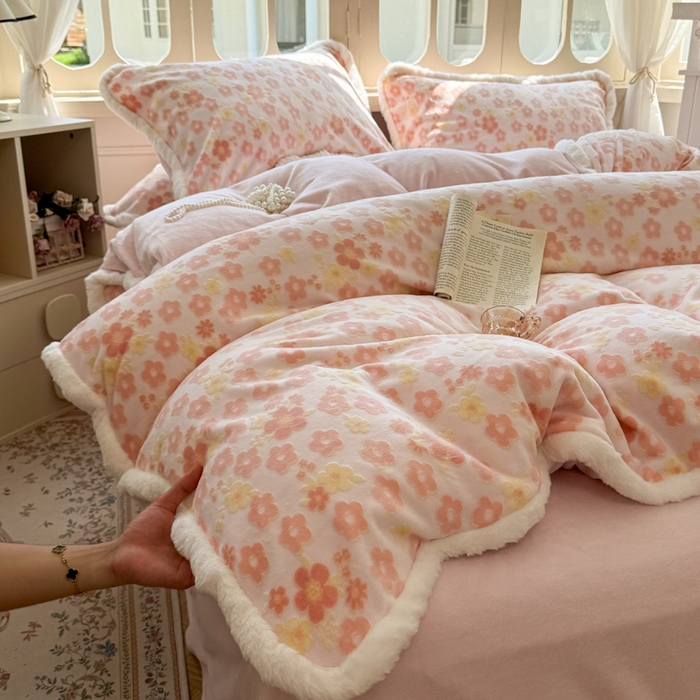 91家纺网 家纺一手货源 找家纺 Mata蔓塔家 2025新款小清新牛奶绒雕花兔毛绒包边四件套 繁花朵朵