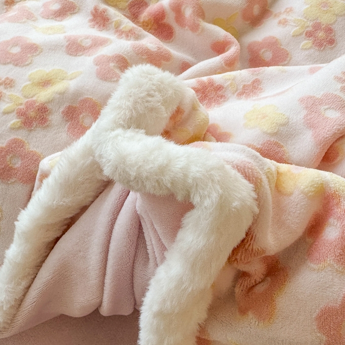 91家纺网 家纺一手货源 找家纺 Mata蔓塔家 2025新款小清新牛奶绒雕花兔毛绒包边四件套 繁花朵朵