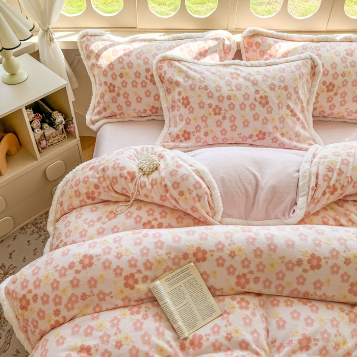 91家纺网 家纺一手货源 找家纺 Mata蔓塔家 2025新款小清新牛奶绒雕花兔毛绒包边四件套 繁花朵朵