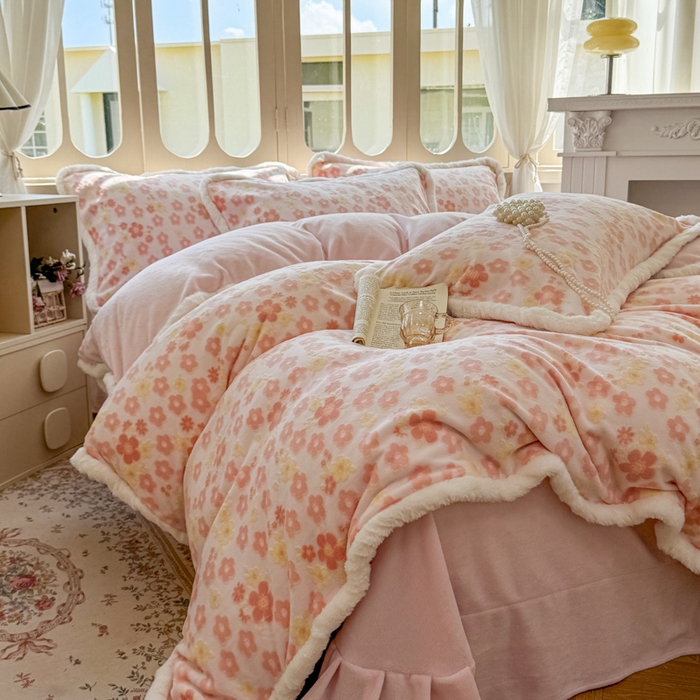 91家纺网 家纺一手货源 找家纺 Mata蔓塔家 2025新款小清新牛奶绒雕花兔毛绒包边四件套 繁花朵朵