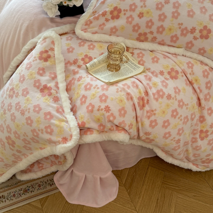 91家纺网 家纺一手货源 找家纺 Mata蔓塔家 2025新款小清新牛奶绒雕花兔毛绒包边四件套 繁花朵朵