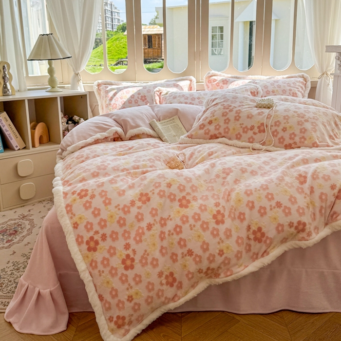 91家纺网 家纺一手货源 找家纺 Mata蔓塔家 2025新款小清新牛奶绒雕花兔毛绒包边四件套 繁花朵朵