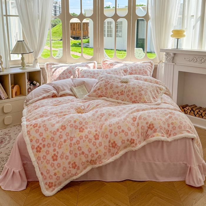 91家纺网 家纺一手货源 找家纺 Mata蔓塔家 2025新款小清新牛奶绒雕花兔毛绒包边四件套 繁花朵朵