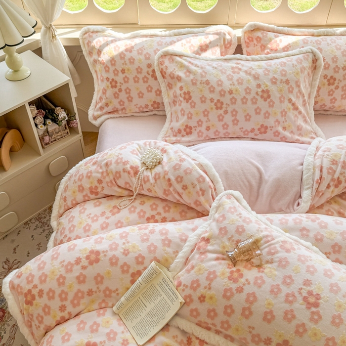 91家纺网 家纺一手货源 找家纺 Mata蔓塔家 2025新款小清新牛奶绒雕花兔毛绒包边四件套 繁花朵朵